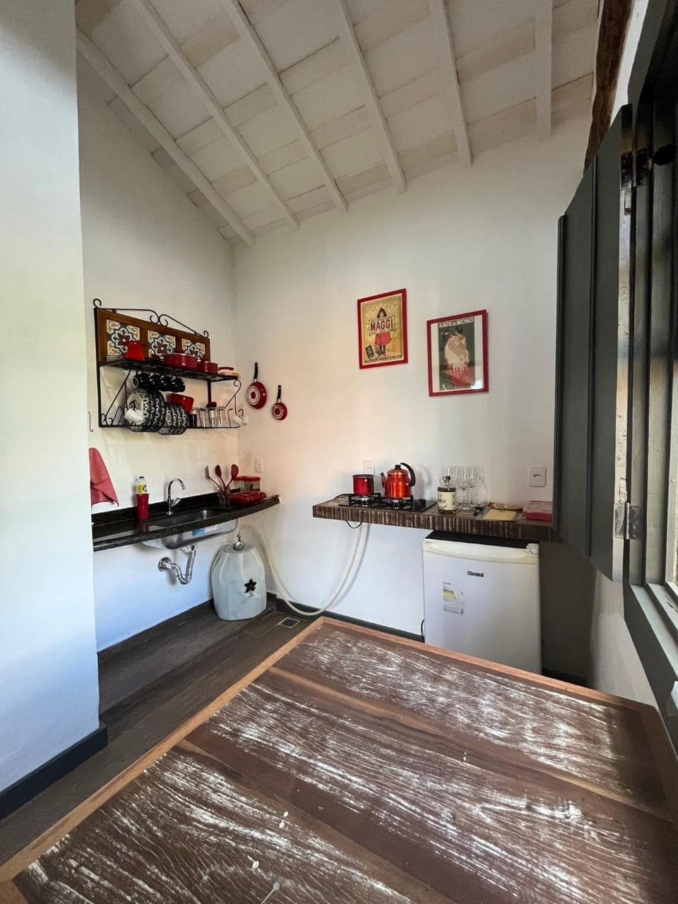 Coffee/tea facilities, Kitchen or kitchenette, Dining area, minibar