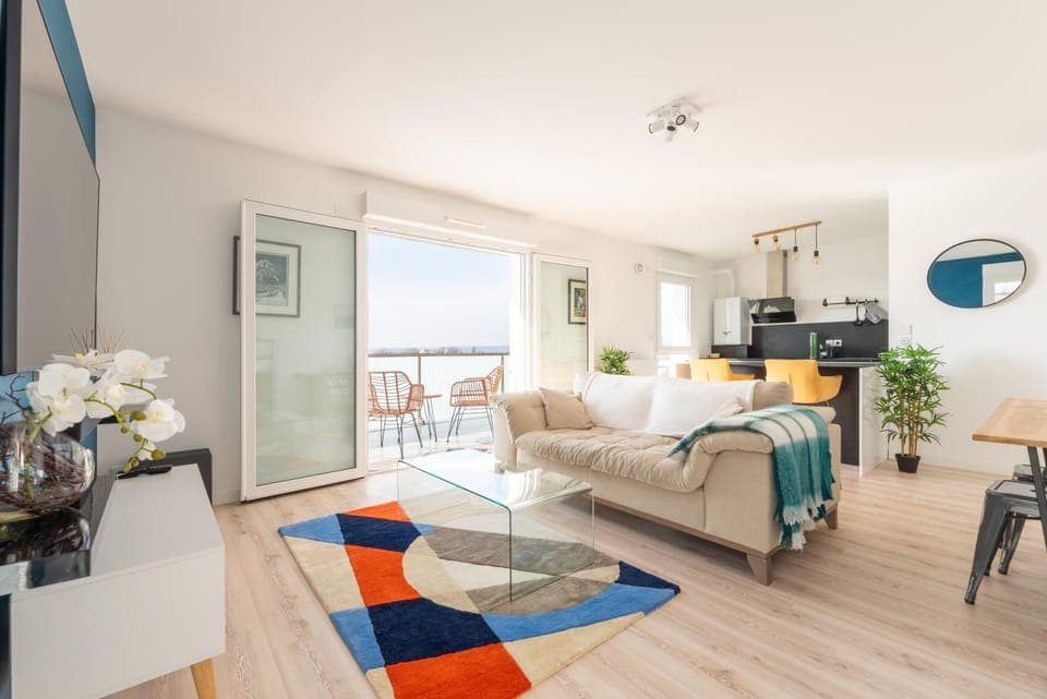 Day, TV and multimedia, Living room, City view