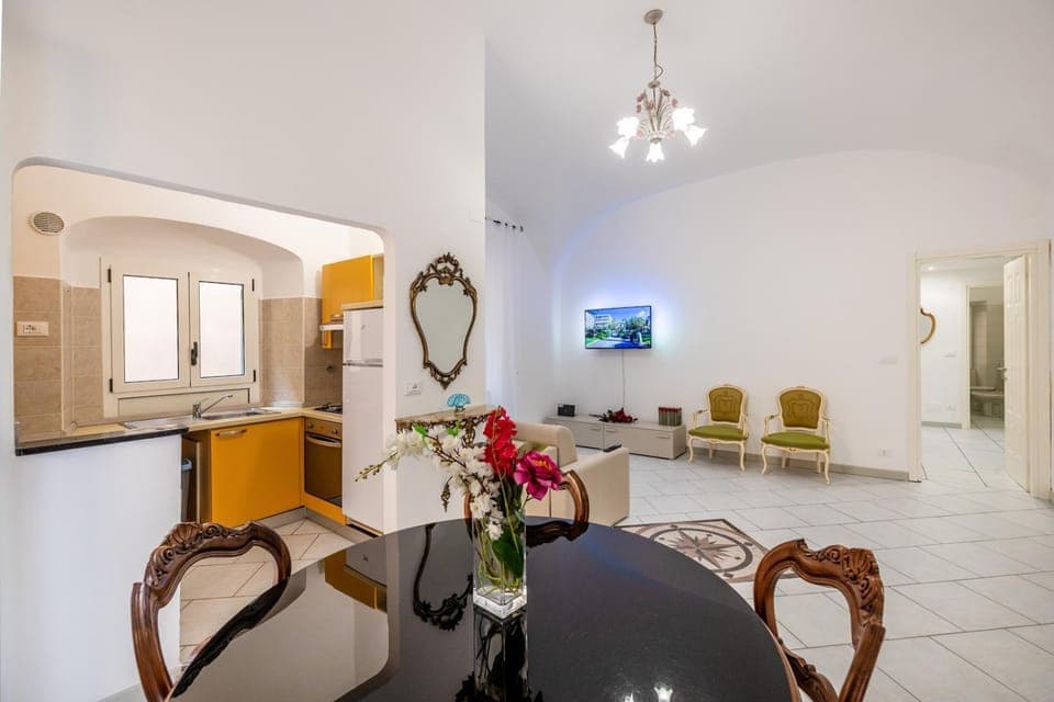 Kitchen or kitchenette, Living room, Seating area, Dining area