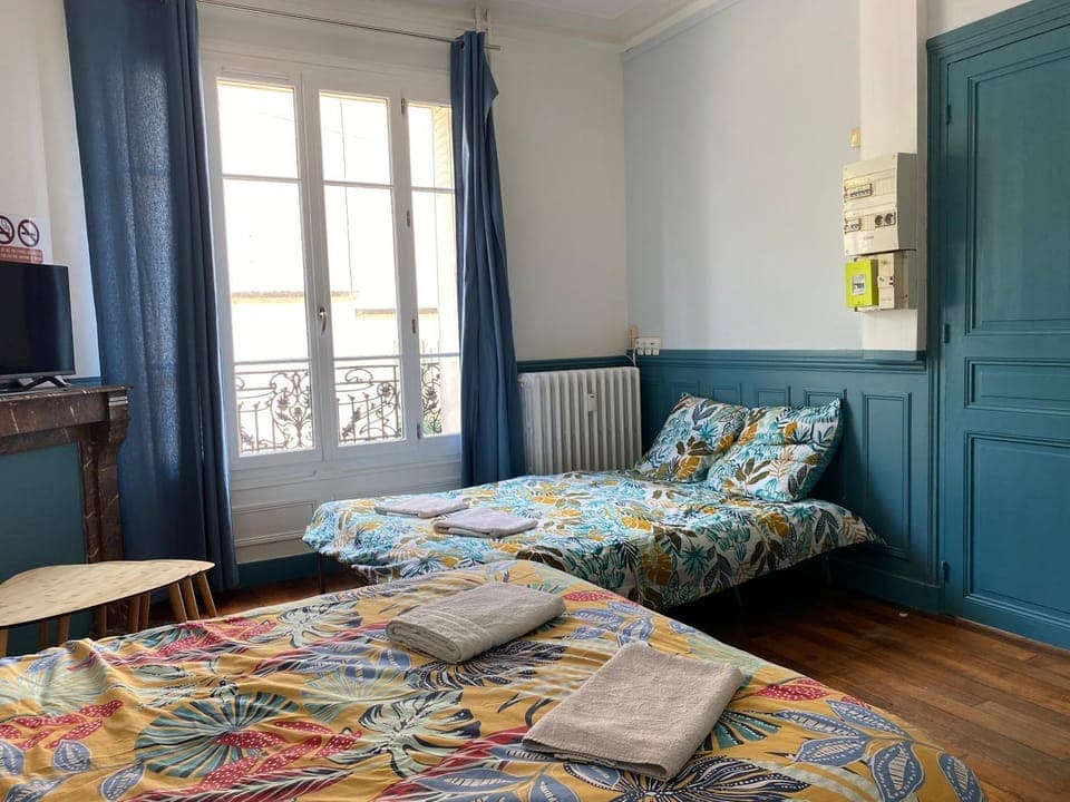 Photo of the whole room, Bedroom