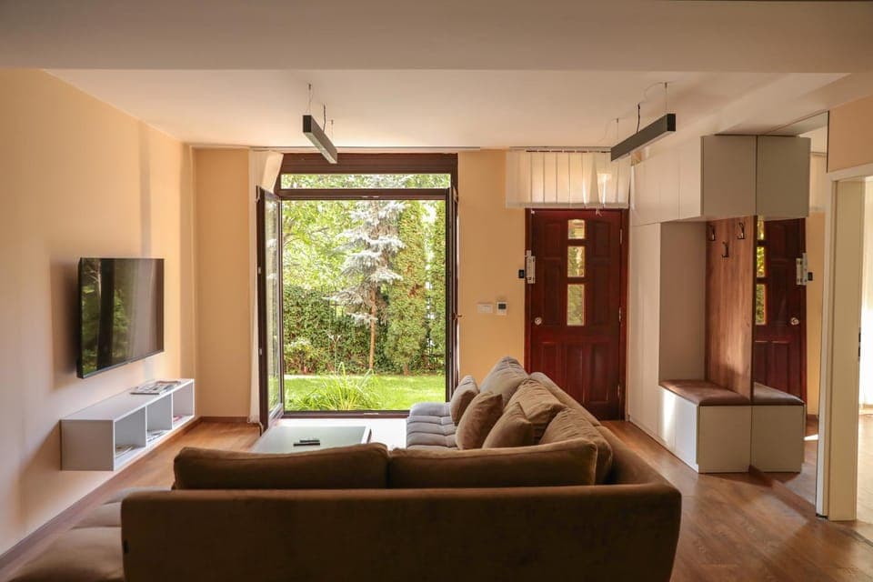 Communal lounge/ TV room, TV and multimedia, Living room, Seating area, Evening entertainment