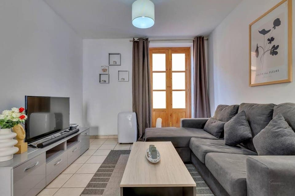 TV and multimedia, Living room, Seating area, air conditioner