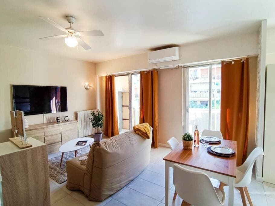 Communal lounge/ TV room, TV and multimedia, Living room, Seating area, Dining area, Evening entertainment, fireplace, air conditioner