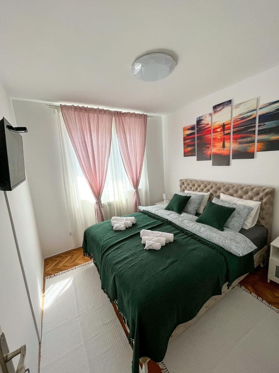 Bed, TV and multimedia, Bedroom, towels