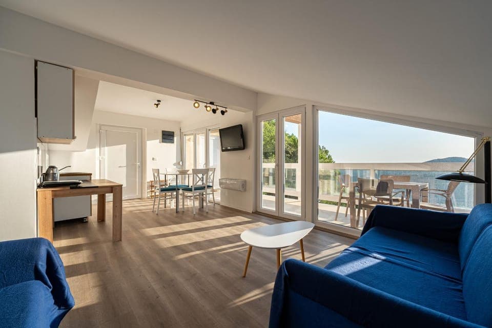 TV and multimedia, Seating area, Dining area