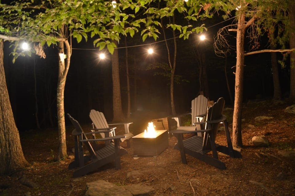 In The Woods - 5 BR Chalet with Game Room, Fire Table and Hot Tub Chalet in Massanutten