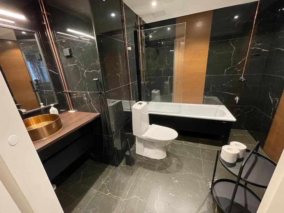 Shower, Toilet, Bathroom, Bath, bidet, towels