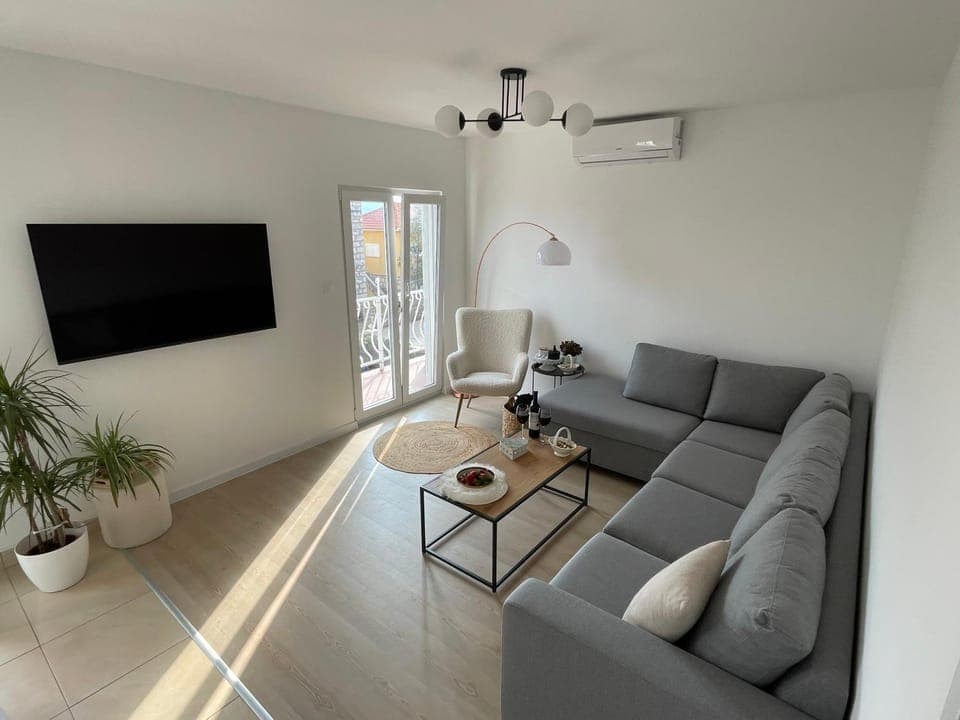 Communal lounge/ TV room, TV and multimedia, Living room, Seating area, air conditioner