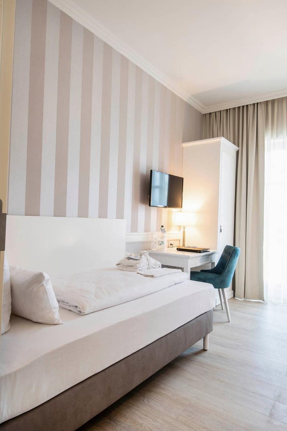 Bed, TV and multimedia, Seating area, Bedroom