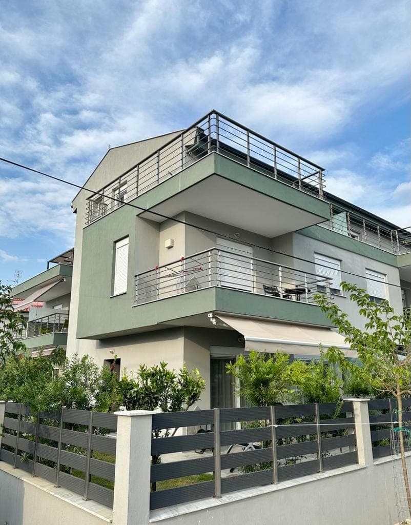 Property building, Day, Balcony/Terrace