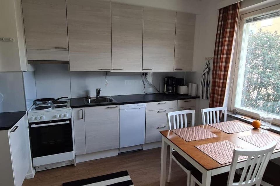 Coffee/tea facilities, Kitchen or kitchenette, Dining area, dishwasher, oven, stove, toaster