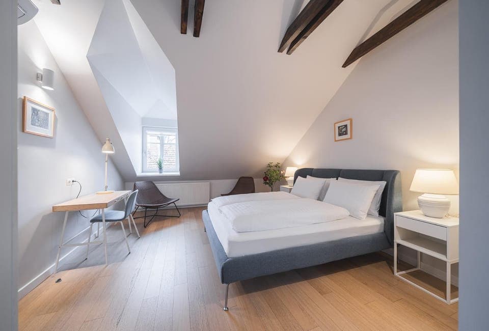 Bed, Seating area, Bedroom