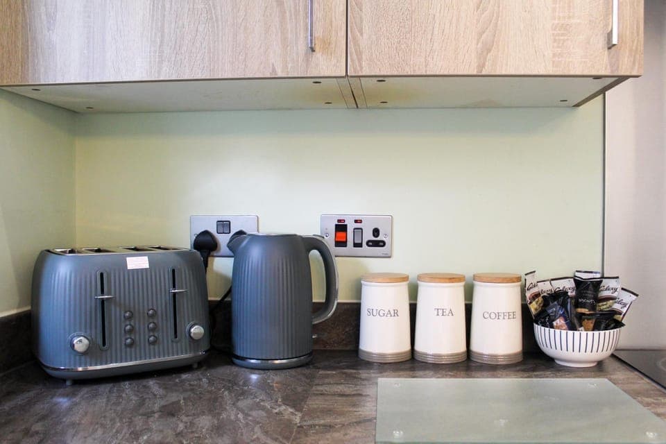 Coffee/tea facilities, Kitchen or kitchenette, oven, toaster