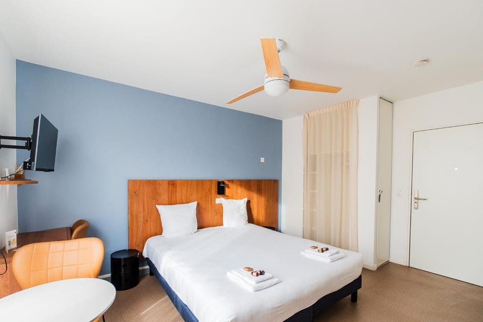 Bed, TV and multimedia, Photo of the whole room, Bedroom, wardrobe