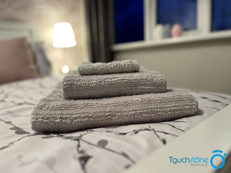 Bed, Bedroom, towels