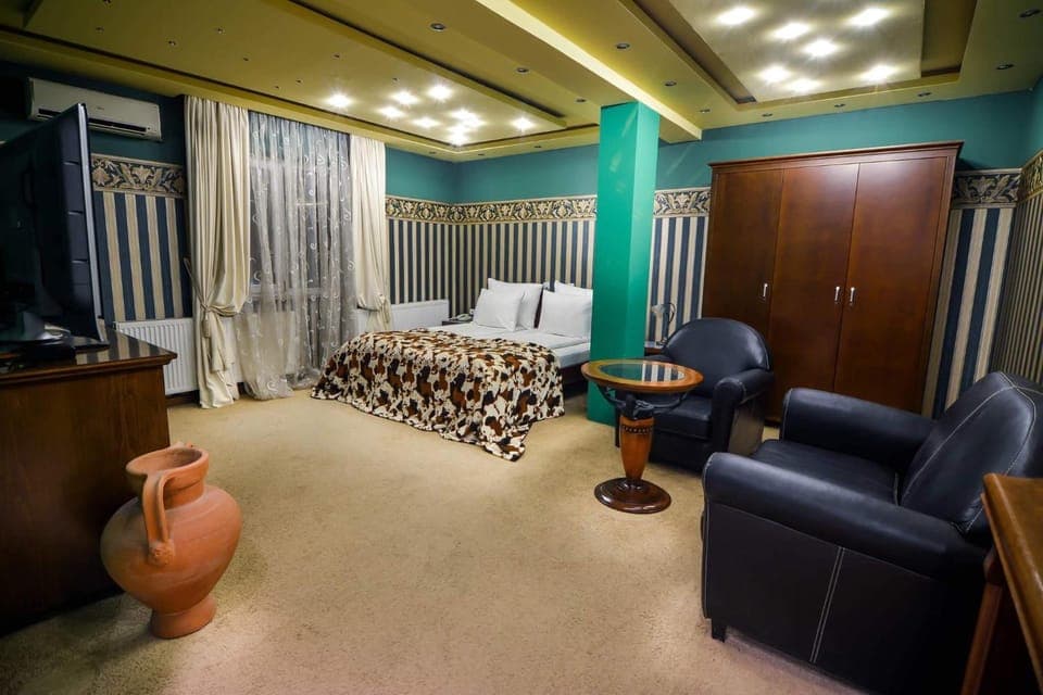 Photo of the whole room, Bedroom