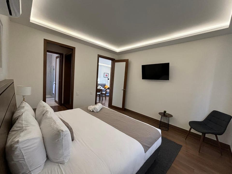 Bed, TV and multimedia, Photo of the whole room, Bedroom, air conditioner