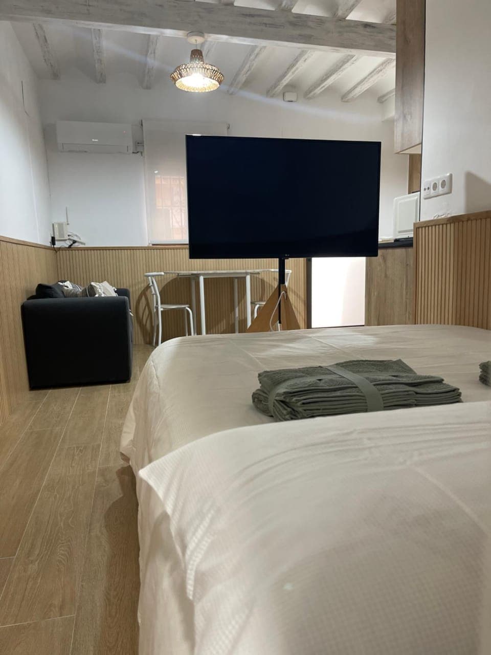 Bed, TV and multimedia, Bedroom, air conditioner