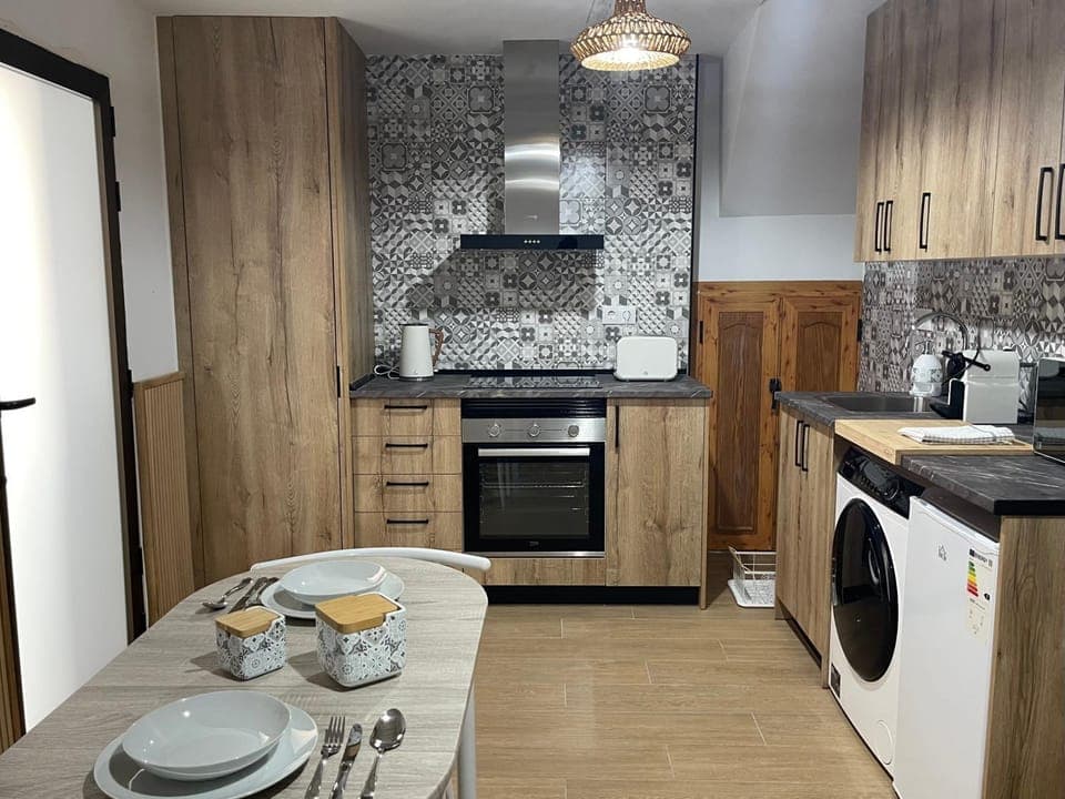 Coffee/tea facilities, Kitchen or kitchenette, minibar, oven, pet friendly, stove, toaster, washing machine, dryer
