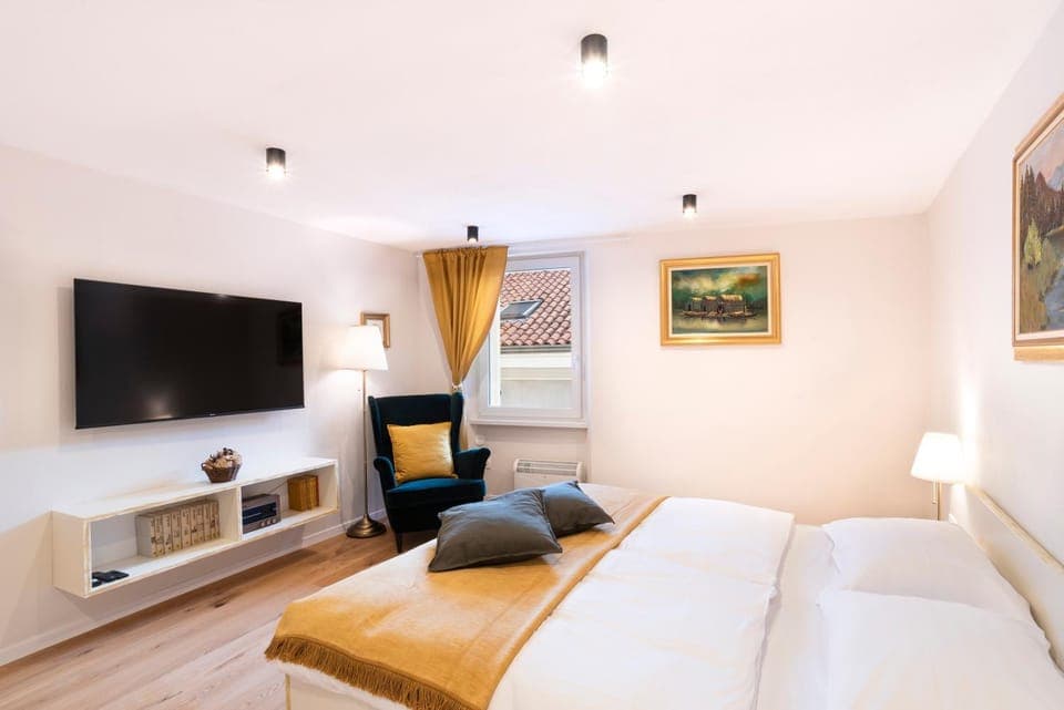 Bed, TV and multimedia, Photo of the whole room, Seating area, Bedroom