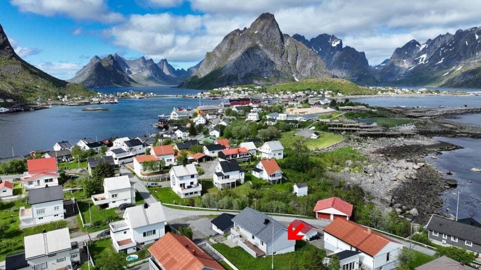 Property building, Nearby landmark, Neighbourhood, Natural landscape, Bird's eye view, City view, Mountain view, Sea view, Location