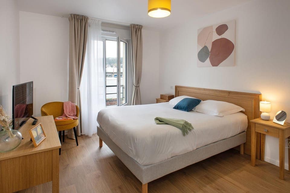 Bed, TV and multimedia, Photo of the whole room, Bedroom