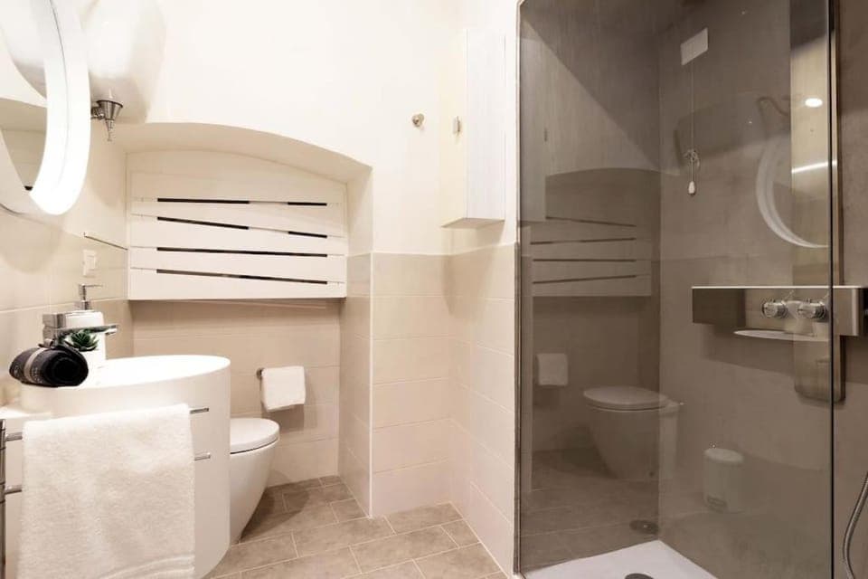 Shower, Toilet, Bathroom, towels