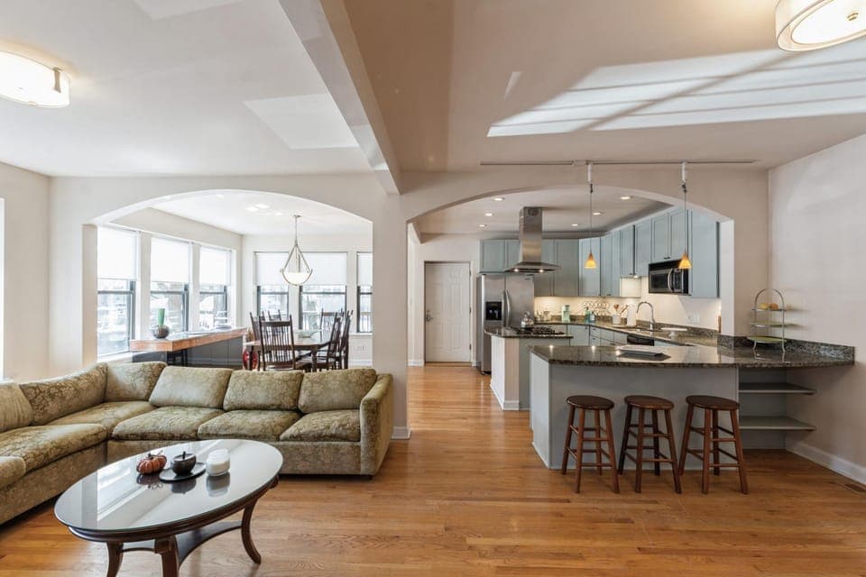 Wrigleyville Home away from Home! 5 mins from downtown! steps from Lake!! Cozy! Apartment in Chicago
