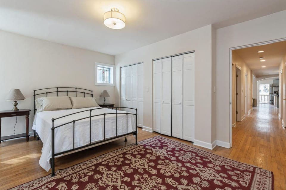 Wrigleyville Home away from Home! 5 mins from downtown! steps from Lake!! Cozy! Apartment in Chicago