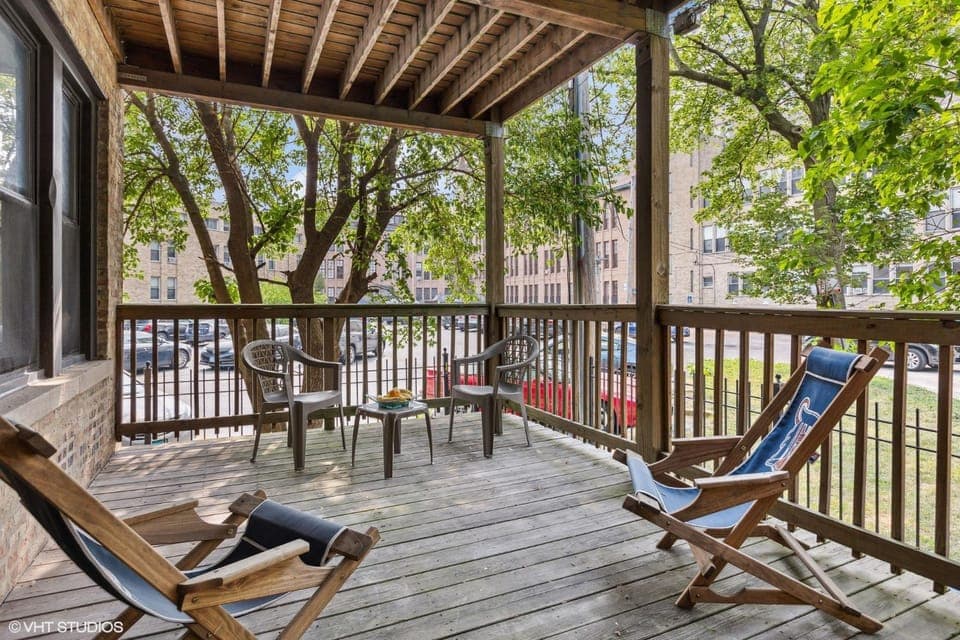 Wrigleyville Home away from Home! 5 mins from downtown! steps from Lake!! Cozy! Apartment in Chicago