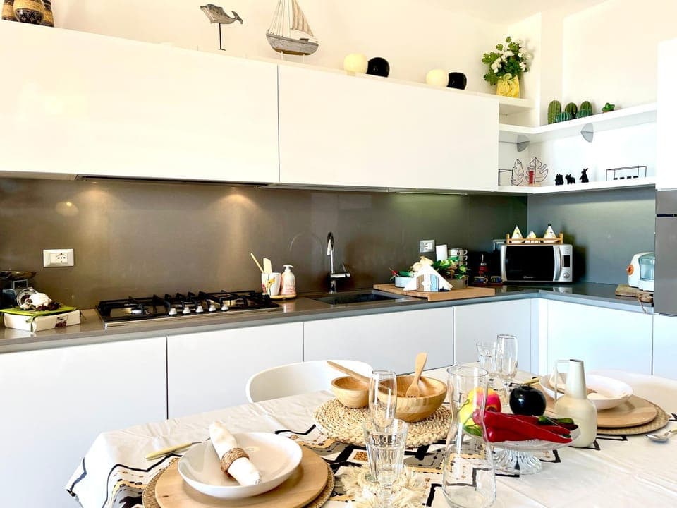 Kitchen or kitchenette, minibar, stove