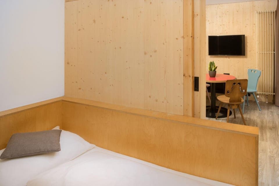 Bed, TV and multimedia, Bedroom, hair dresser