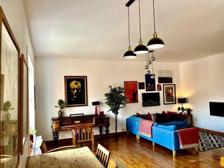 TV and multimedia, Living room, Photo of the whole room, Seating area, Dining area