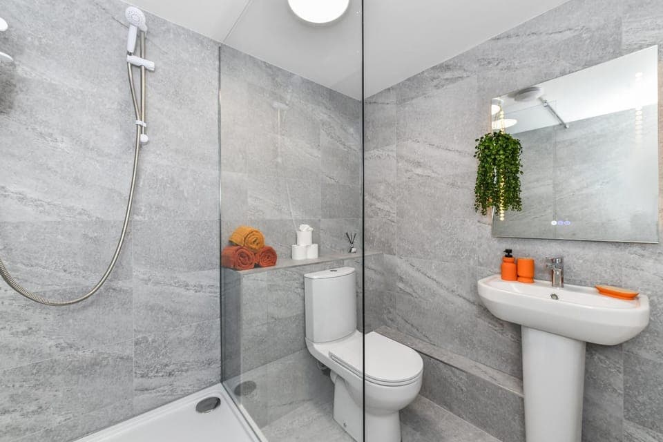 Shower, Toilet, Bathroom, towels