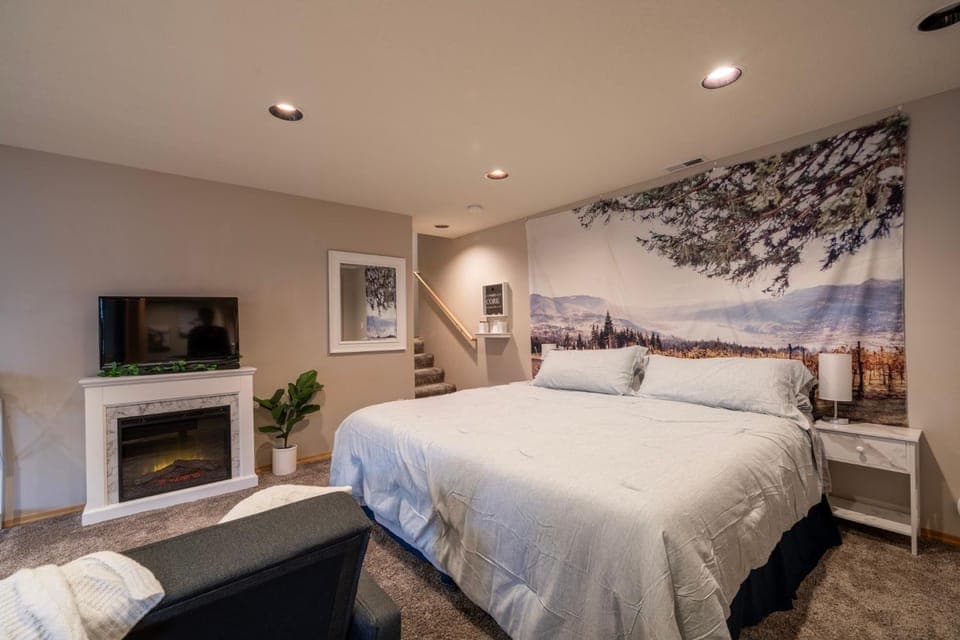 Bed, TV and multimedia, Bedroom