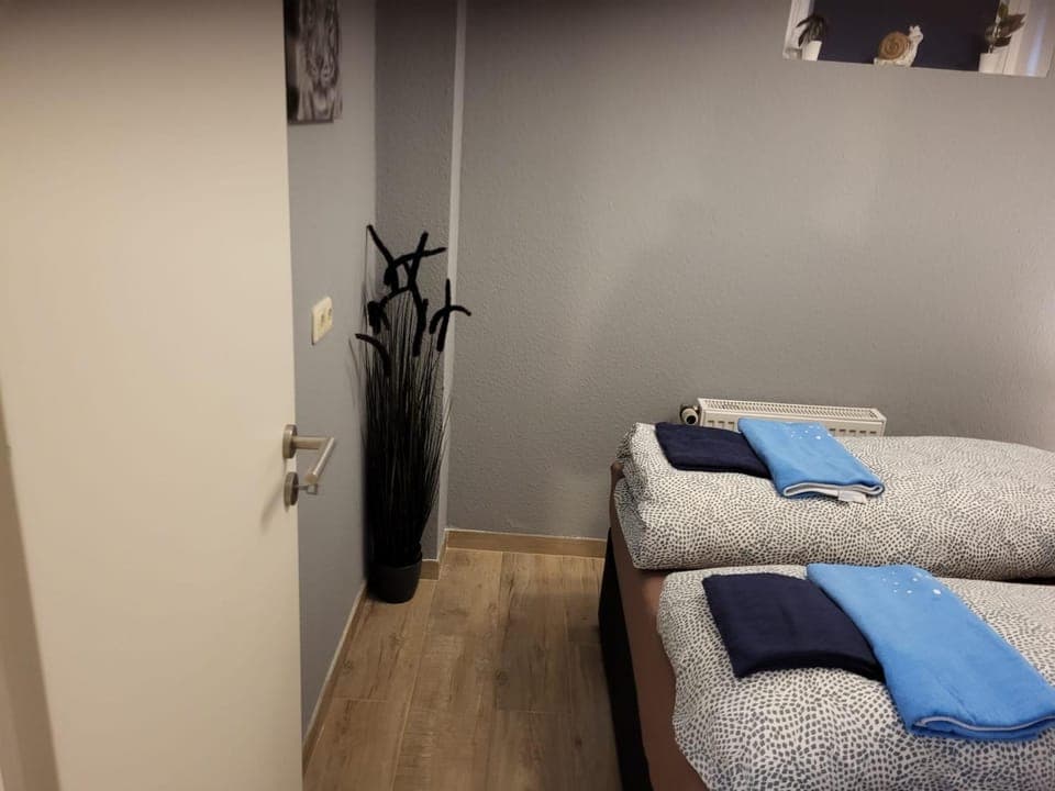 Bed, TV and multimedia, Photo of the whole room, Bedroom, towels