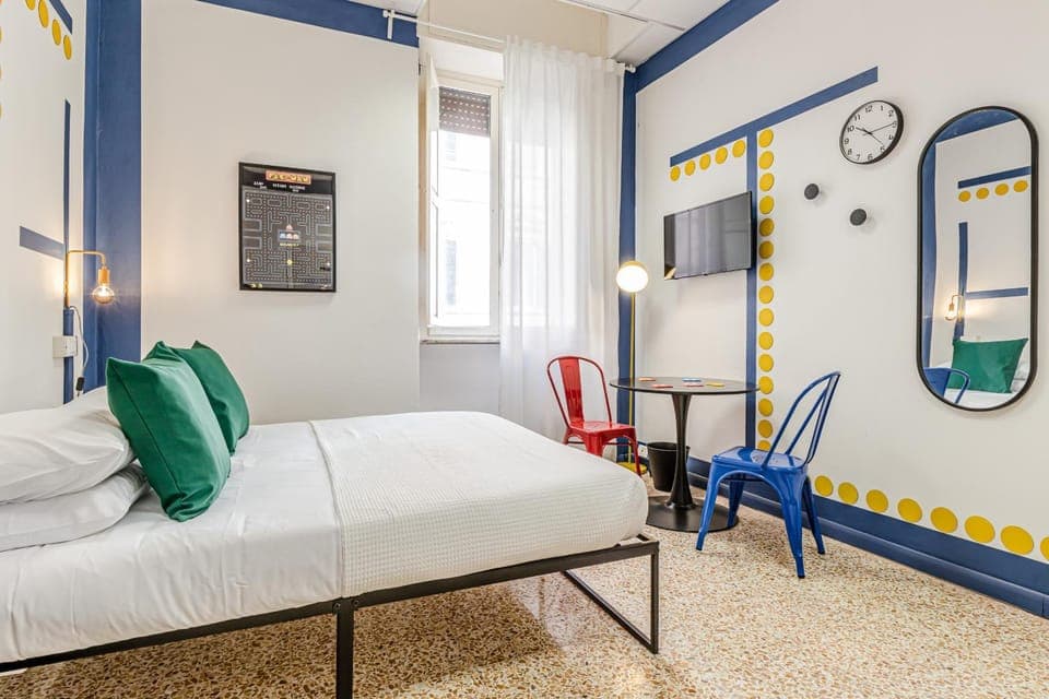 Bed, TV and multimedia, Photo of the whole room, Decorative detail, Seating area, Bedroom