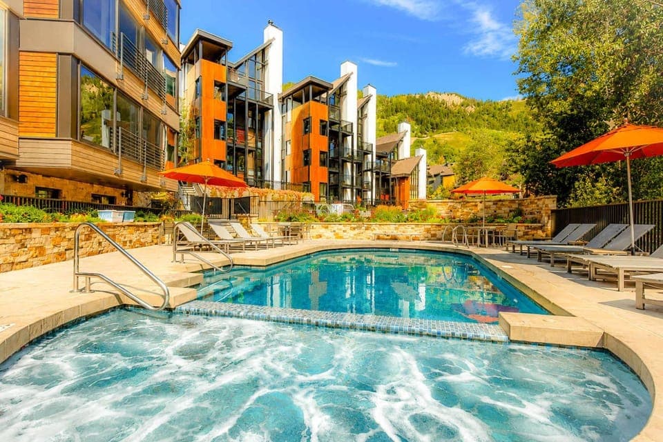 New Listing! 3 BR 3 BA Updated Condo - Pool & Hot-tub Apartment in Aspen