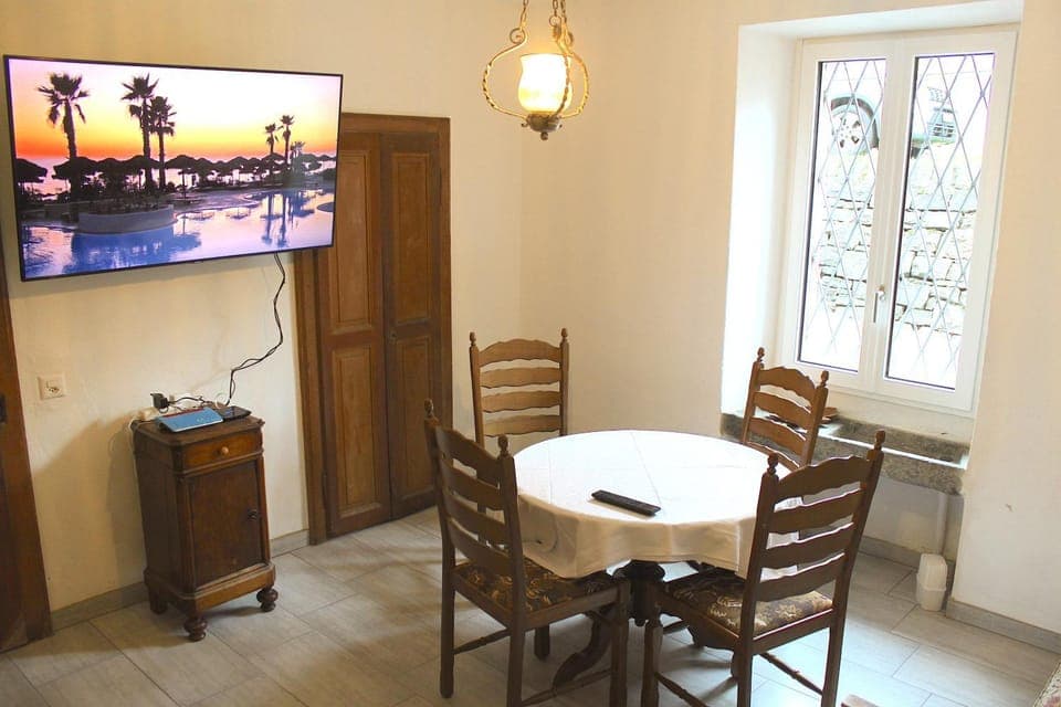 Communal lounge/ TV room, TV and multimedia, Living room, Dining area, internet