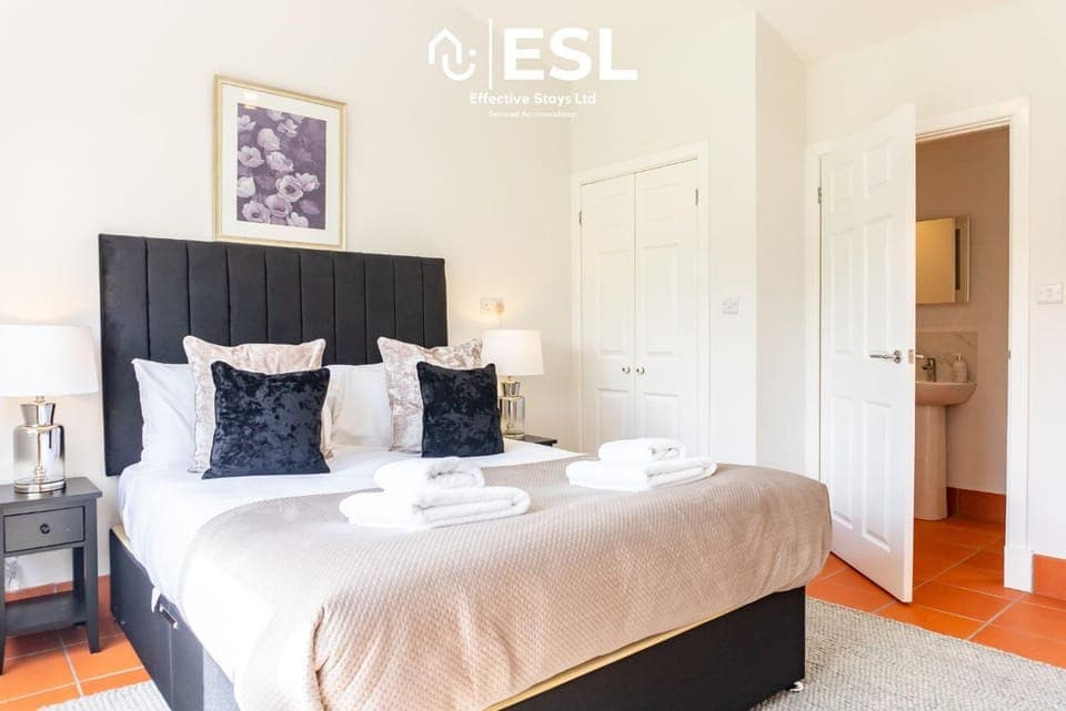 Bed, Photo of the whole room, Bedroom, towels