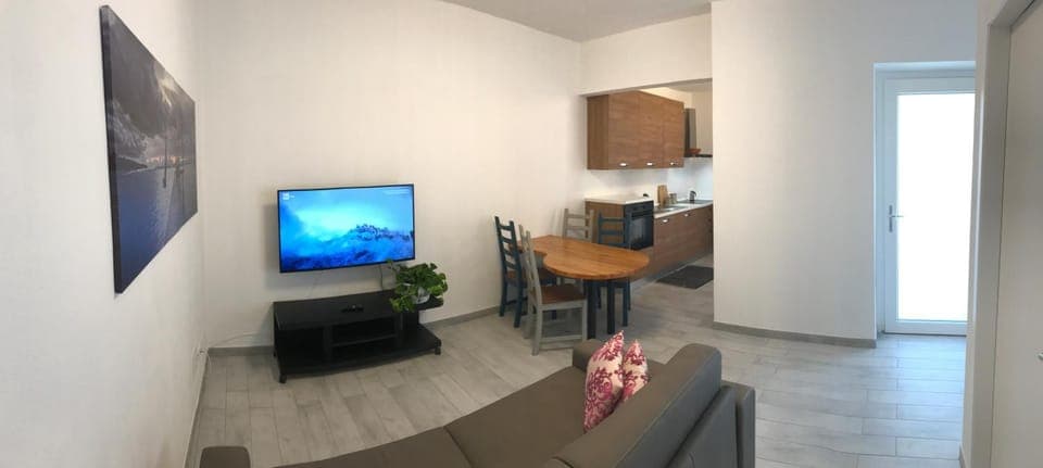TV and multimedia, Living room, Dining area, Evening entertainment