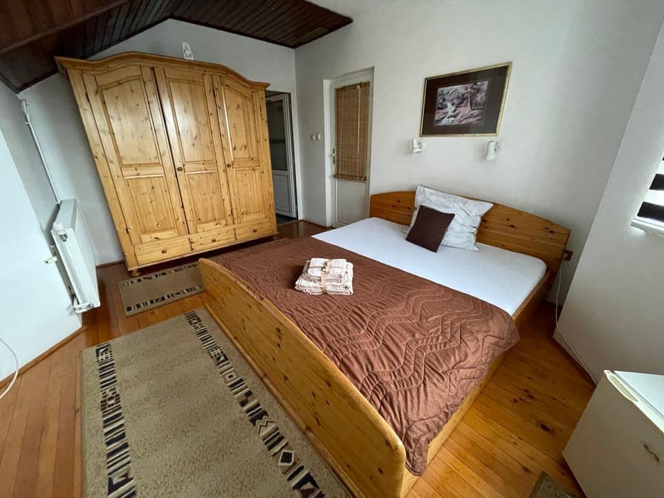 Bed, Bedroom, towels, wardrobe