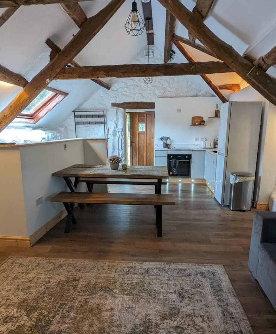 Kitchen or kitchenette, Dining area