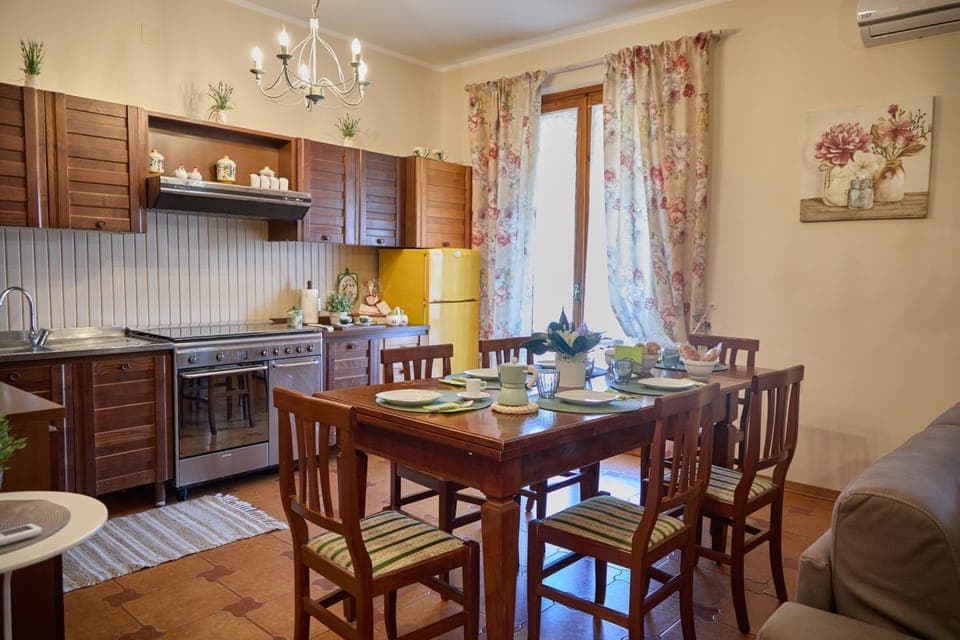 Kitchen or kitchenette, Seating area, Dining area