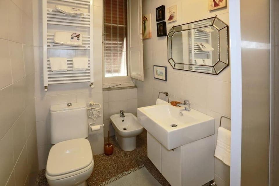 Shower, Bathroom, bidet, towels