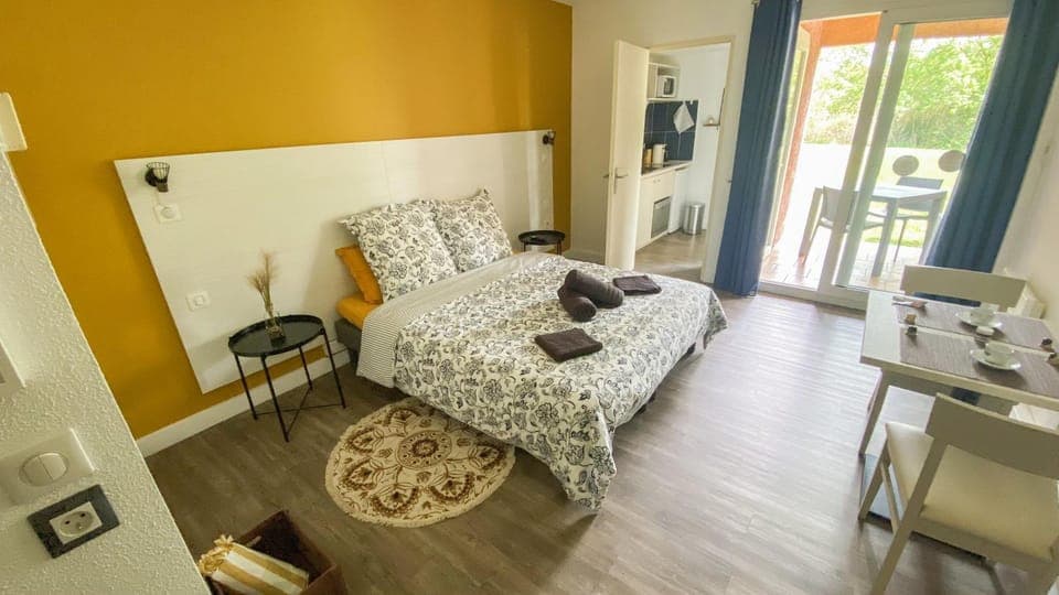 Bed, Living room, Photo of the whole room, Bedroom