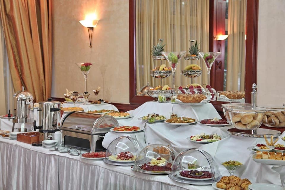 Restaurant/places to eat, Buffet breakfast