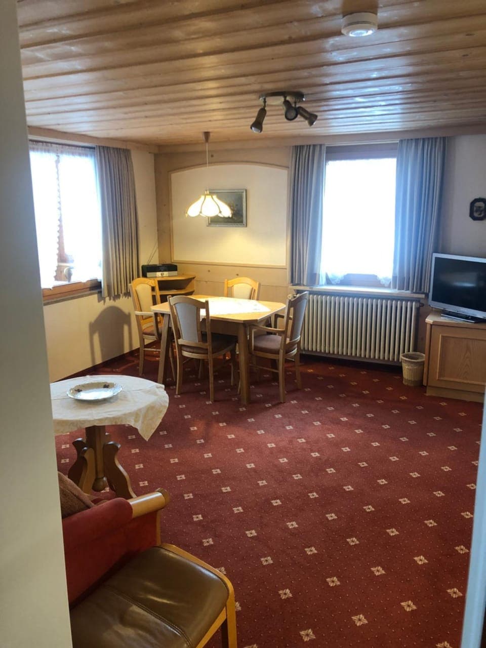 TV and multimedia, Living room, Seating area, Dining area