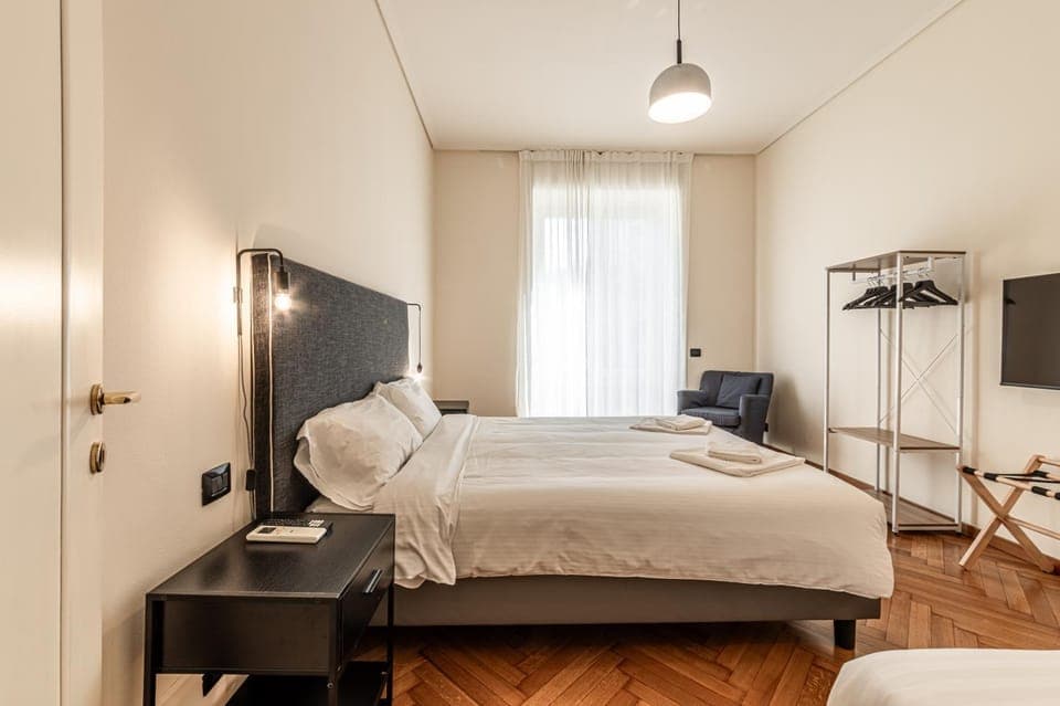 Bed, TV and multimedia, Bedroom