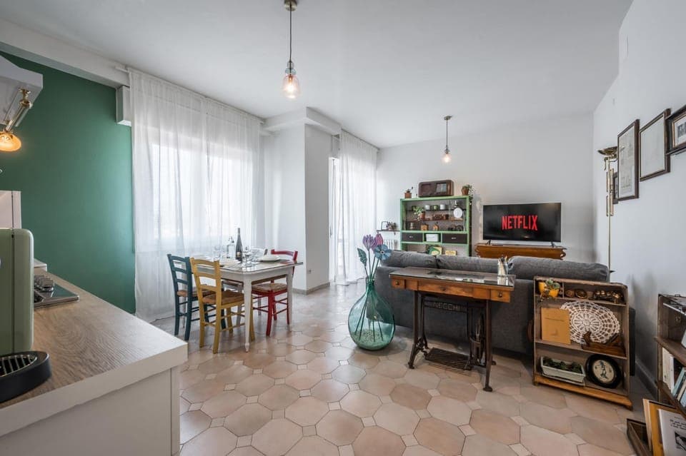 TV and multimedia, Living room, Seating area, Floor plan, Dining area, hair dresser